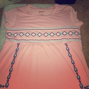 Hey I’m selling a NEW pink and blue blouse 👚